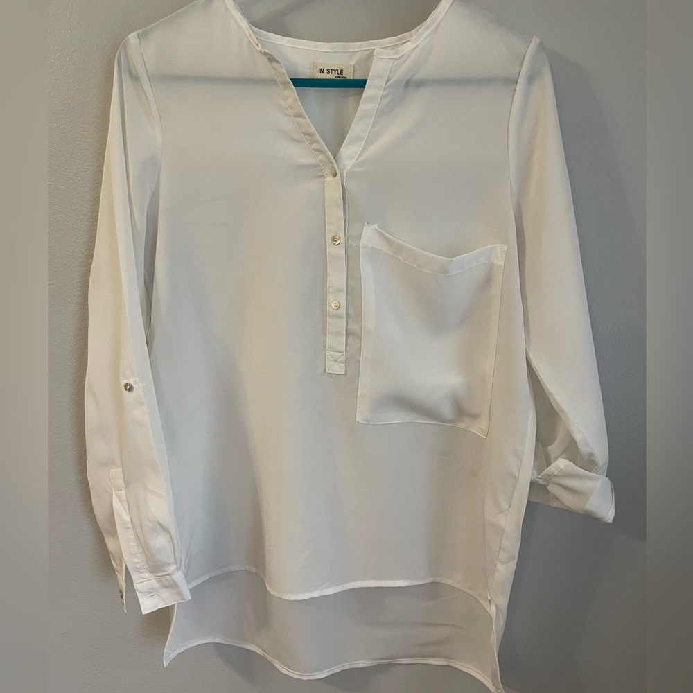 IN STYLE Womens long white blouse in size medium.